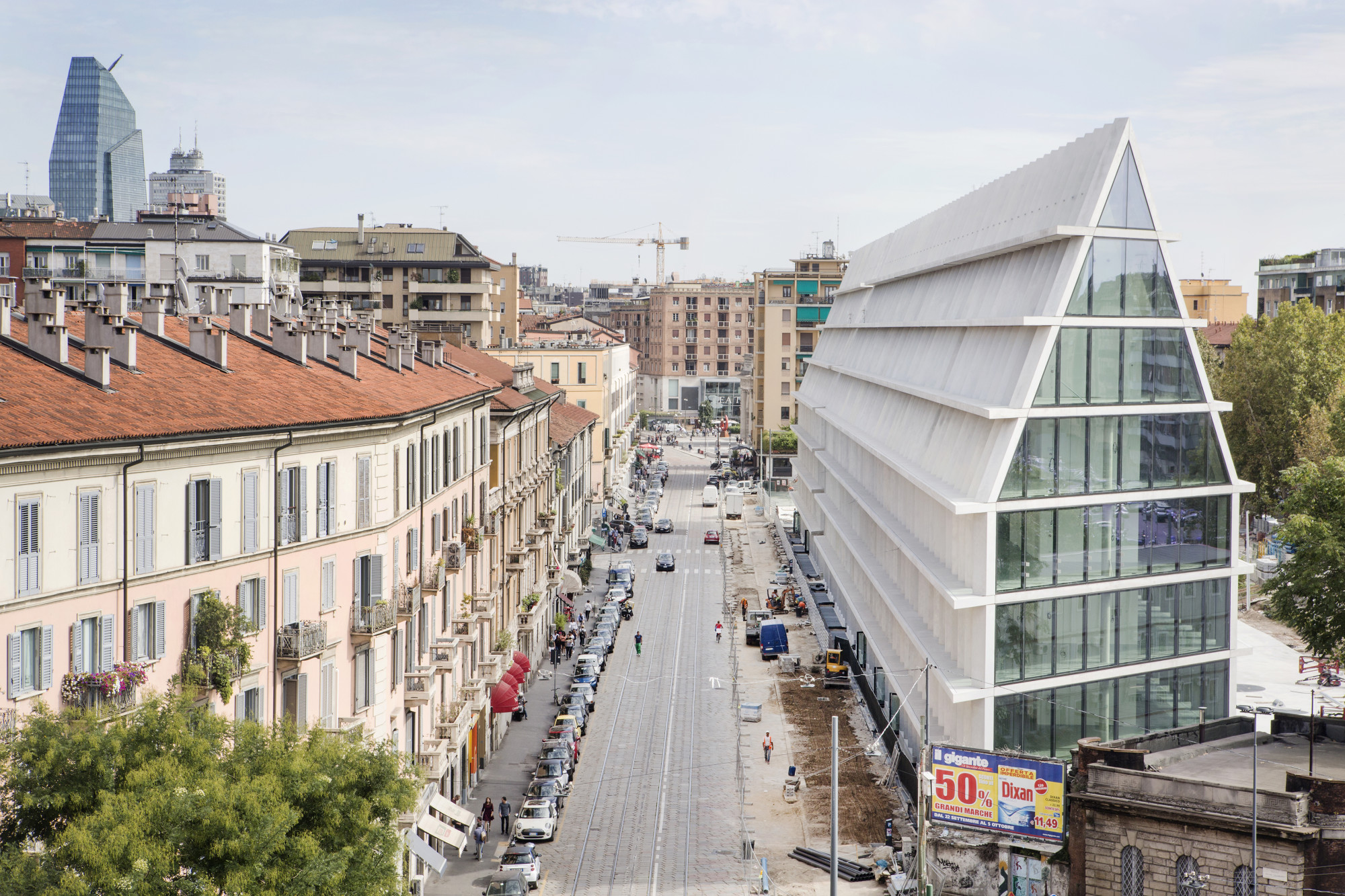 Während das Gebäudevolumen parallel zur Straßenachse verläuft, wurden die Betonrahmen im Inneren um etwa 48 Grad dazu rotiert, was zu einer dynamischen Verzerrung der Geometrie führt.