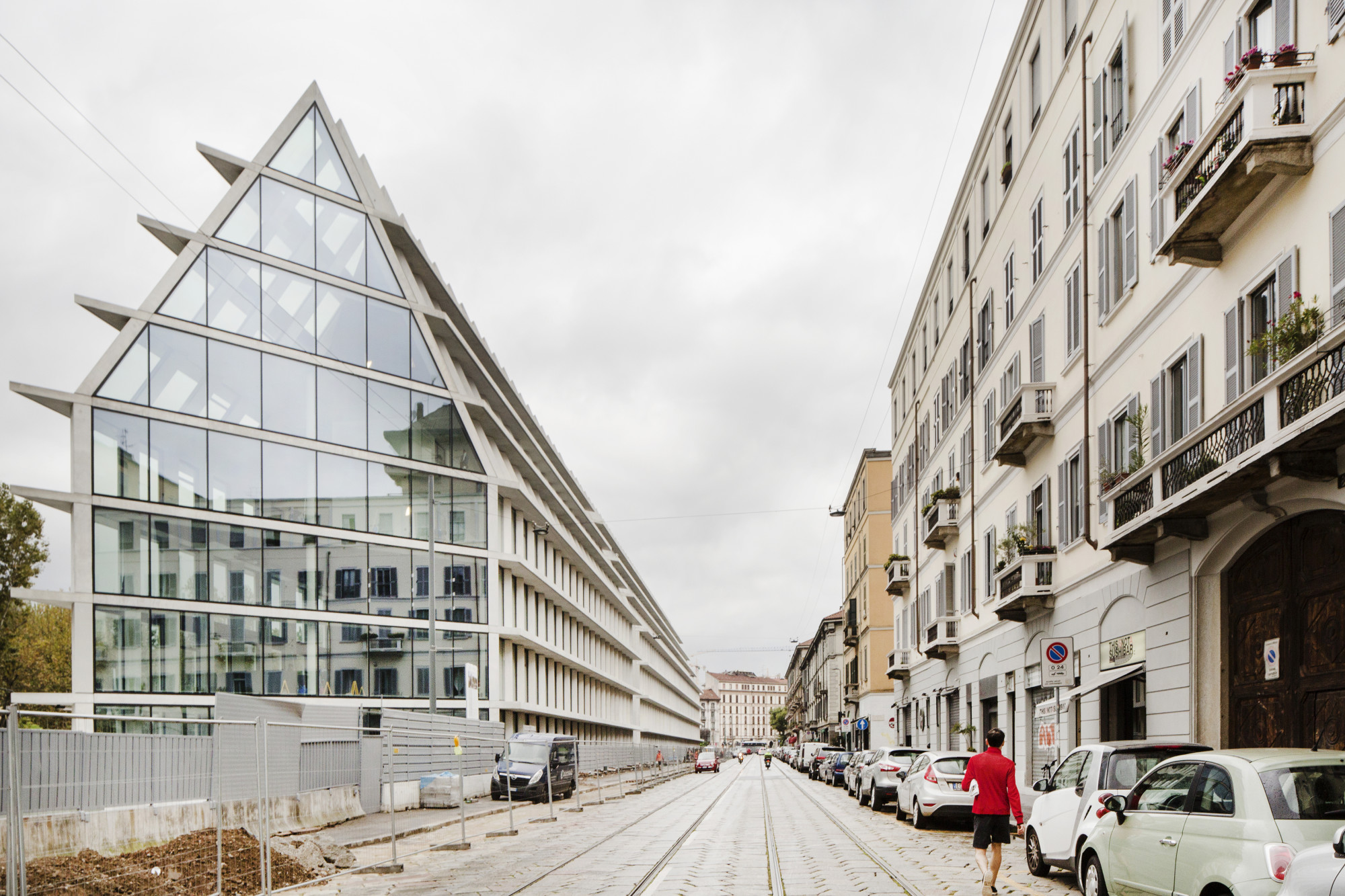 Die Gesamtlänge beider Gebäudeabschnitte liegt bei über 188 Metern; der Glasanteil der Fassaden beträgt dabei über 10.000 Quadratmeter. 