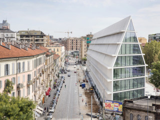 Im dichten Stadtgefüge von Mailand beherbergt ein gläserner Neubau mit Satteldach nun das Stiftungs- und Verlagsgebäude der Fondazione Giangiacomo Feltrinelli.