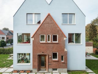 In einer Vorstadtsiedlung von Gent hat das ortsansässige Büro Tim Peeters Architecten eine Doppelhaushälfte erweitert.