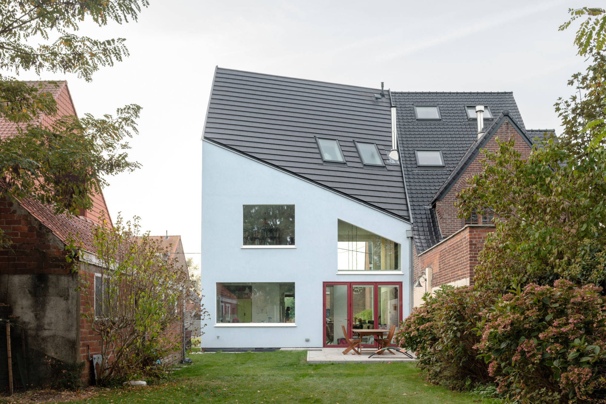 Etwas steiler noch: die neue Traufkante der Westfassade. 