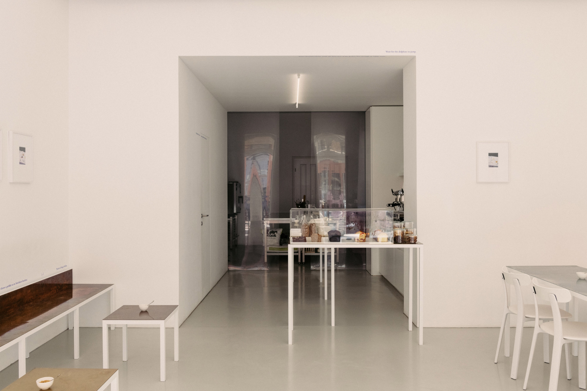 Zur Straße hin befindet sich der Gastraum des bäckereieigenen Cafés.