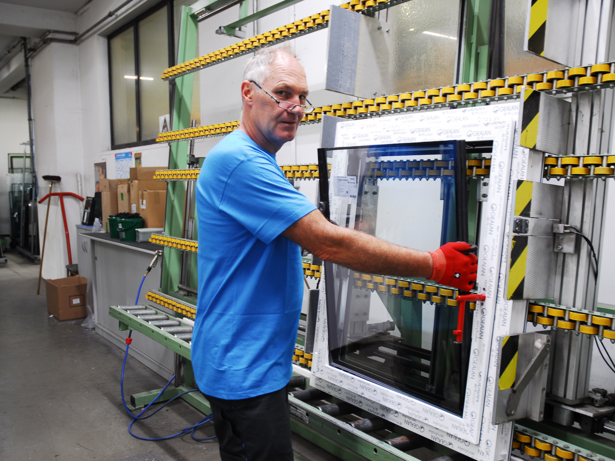Dadurch wird eine händische Montage sowie schlankere Fensteraufbauten möglich, ohne Abstriche bei den technischen Eigenschaften wie Schall- und Wärmeschutz zu machen.