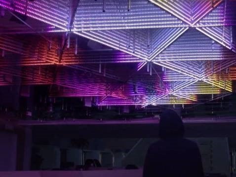 Nach einer umfassenden Neugestaltung zeigt sich der Eingangsbereich der Stockholmer Geschäftsstelle von Evry mit videobespielbarer LED-Decke und neuer Sitztreppe modern und dynamisch. 