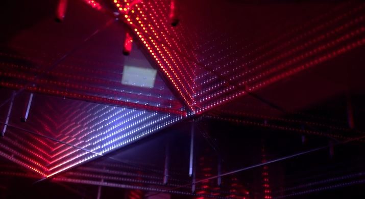 In der 120 m² großen LED-Lichtdecke des neuen Eingangsbereiches sind rund 2.400 LED-Streifen C12 eingebaut, eine integrierte spezielle Spiegelfolie sorgt für einen dreidimensionalem Effekt.