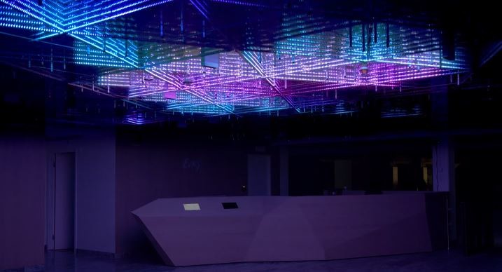 Für die Neugestaltung von Decke und Treppe wählte das Planungsteam von Void steuerbare, vernetzte LED-Kacheln und LED-Streifen von Schnick-Schnack-Systems.