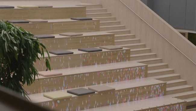 Um die siebensufige Treppe in Szene zu setzen, kommen 392 LED-Kacheln C25 zum Einsatz.