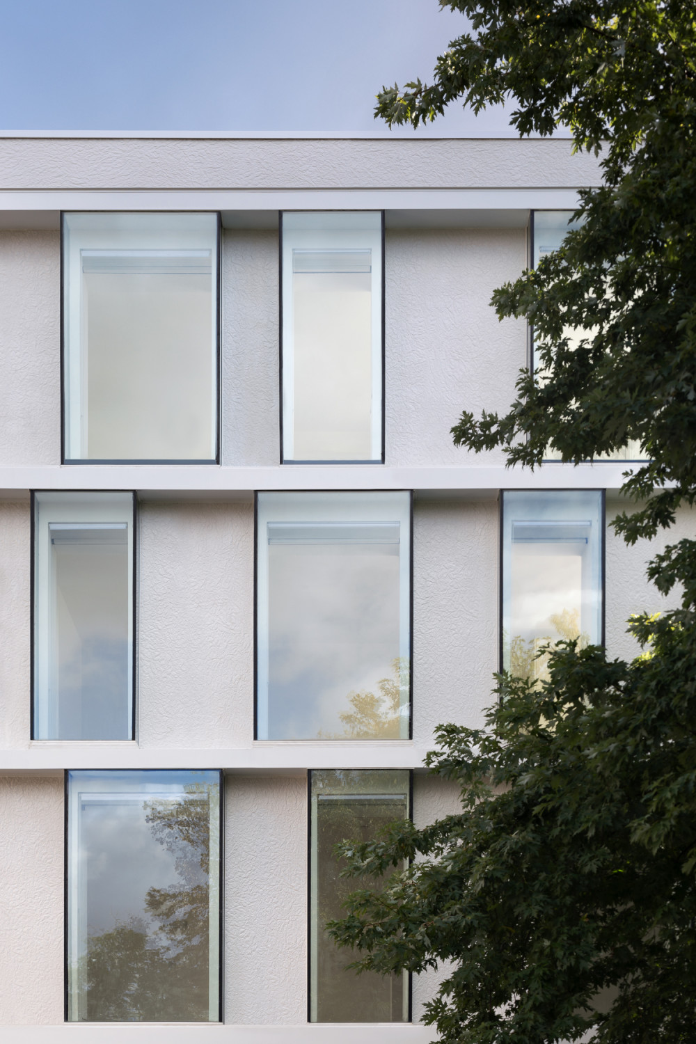 Der Neubauteil nimmt Bezug auf die Vorgeschichte des Altbaus als Künstlerbedarfsladen und Papierwerkstatt.