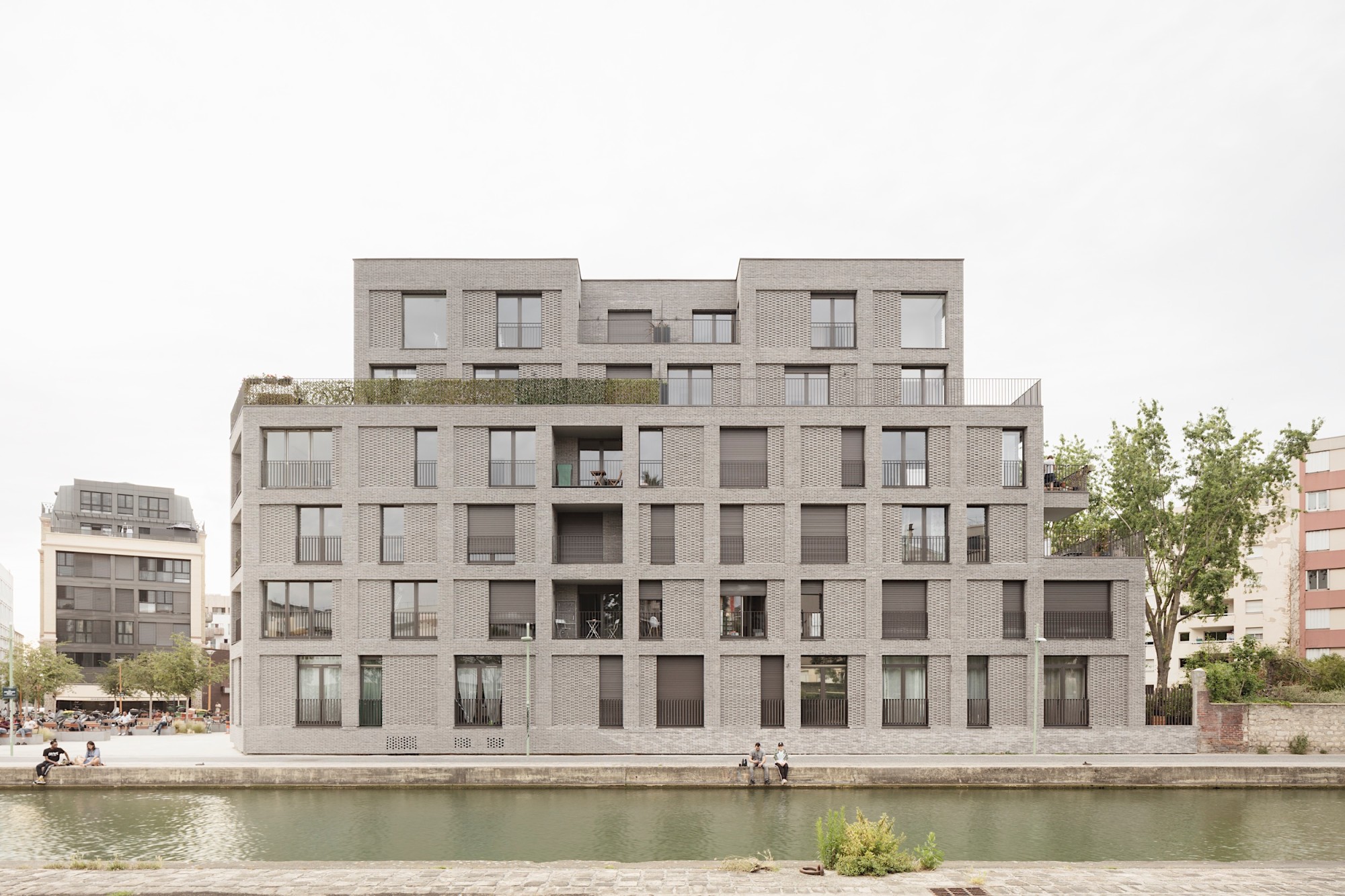 Die Gebäude befinden sich in direkter Nähe zum Schifffahrtskanal Canal d'Ourcq.