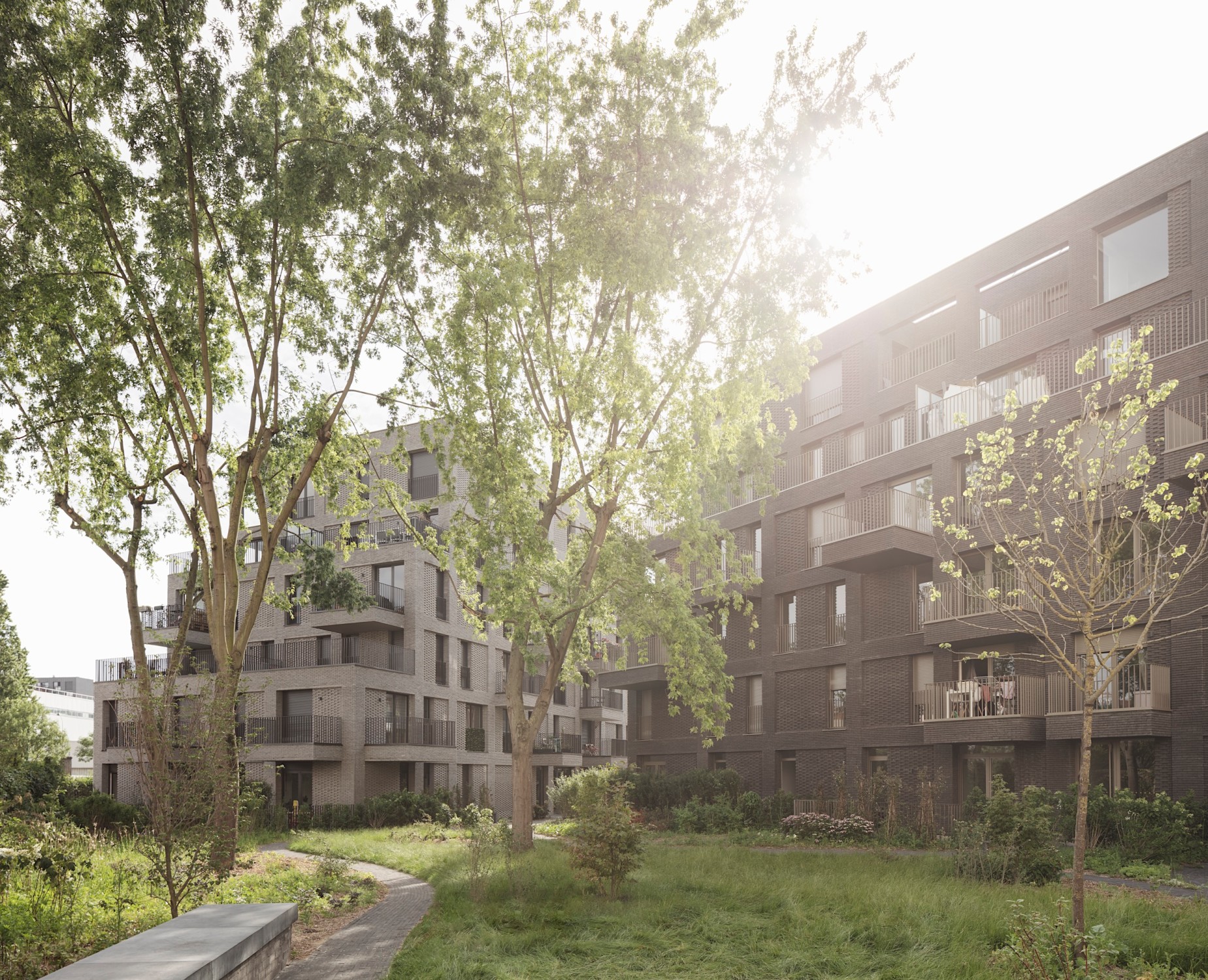 Die Architekten hüllten alle drei Bauten in streng gerasterte Backsteinfassaden unterschiedlicher Farbe.