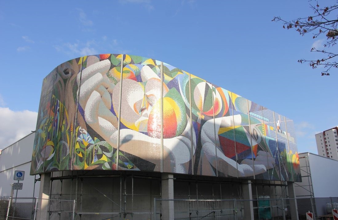 Das Wandbild des spanischen Künstlers Josep Renau wurde 1985 am Kulturzentrum am Moskauer Platz enthüllt. Vor Abriss des Gebäudes 2012, wurde es fachgerecht abgenommen und eingelagert.