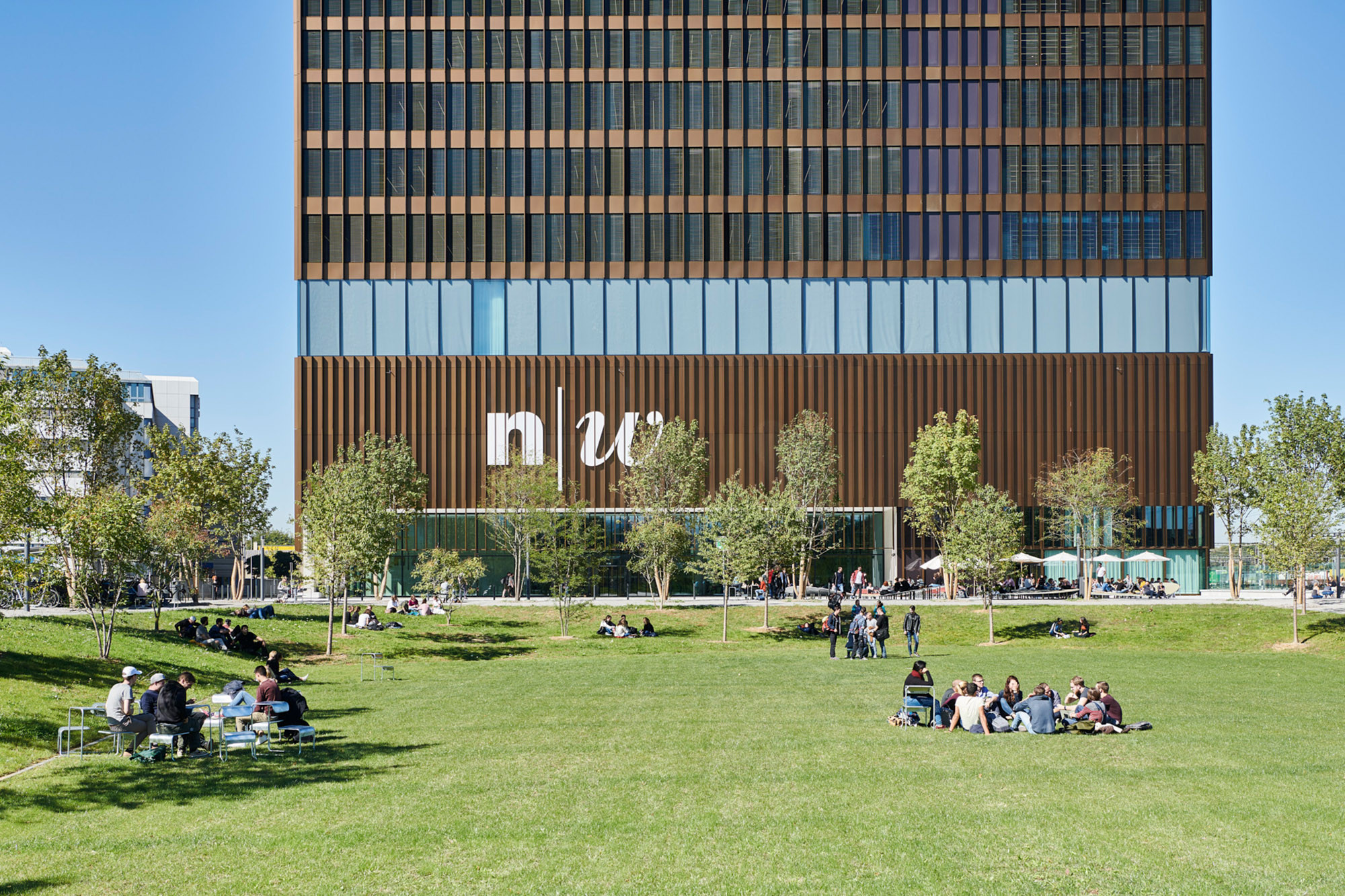 An das Gebäude schließt zum Bahnhof hin ein kleiner Park an, der von Studierenden und Anwohnern genutzt werden kann.