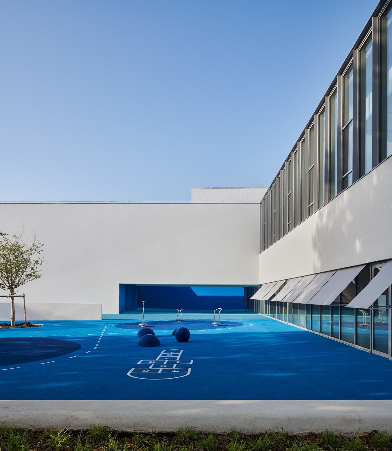Des Weiteren stehen eine Sporthalle, ein Mehrzweckraum und eine kleine Bibliothek auch zur öffentlichen Nutzung bereit.