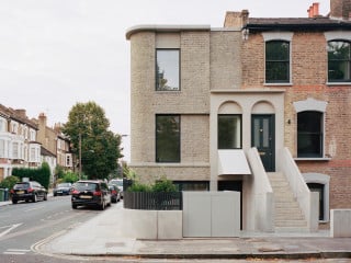 Das Corner House von 31/44 Architects reiht sich an die bestehenden viktorianischen Häuser.