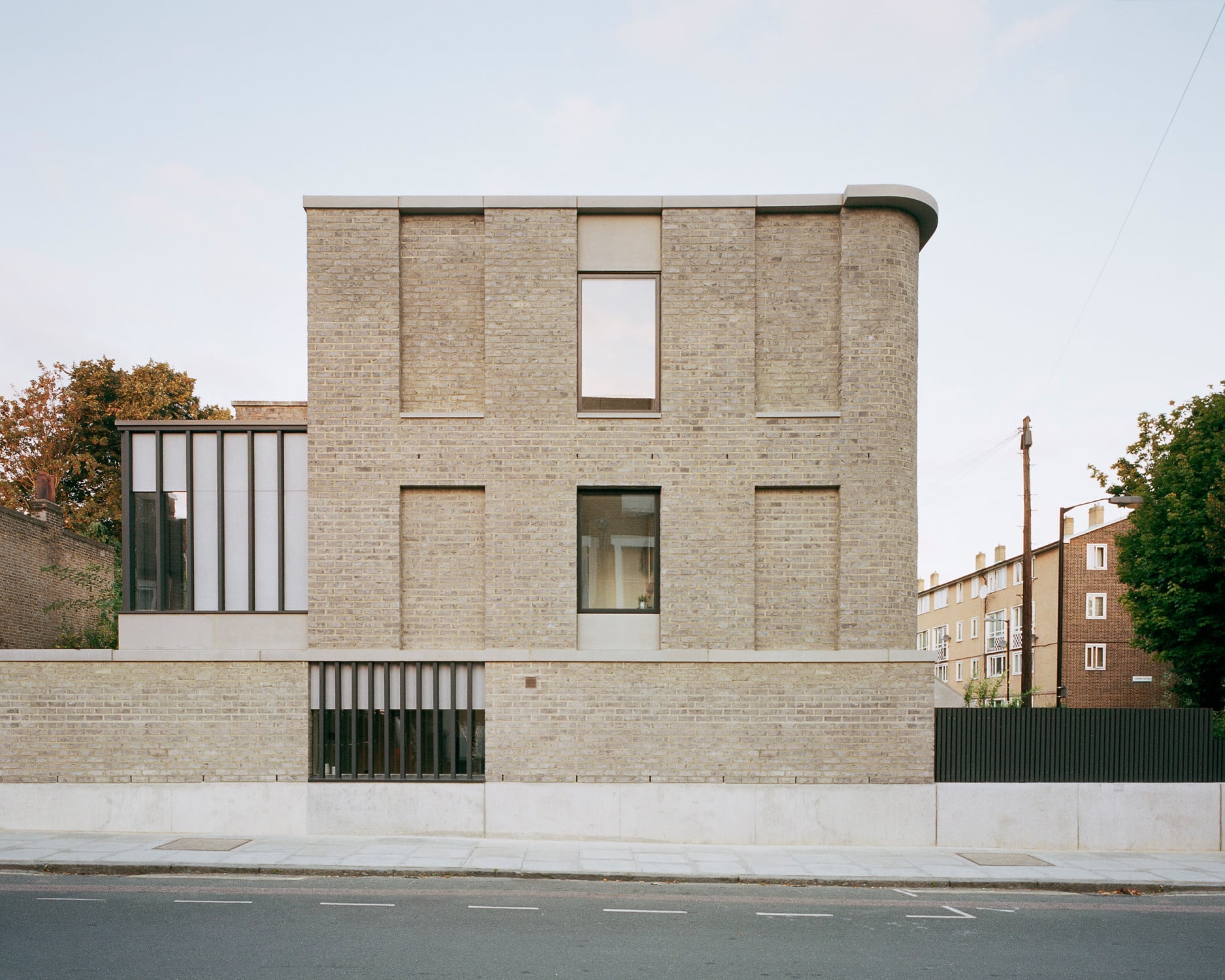 Die Architekten variierten die klassische Fensteranordnung mit Blindfenstern.