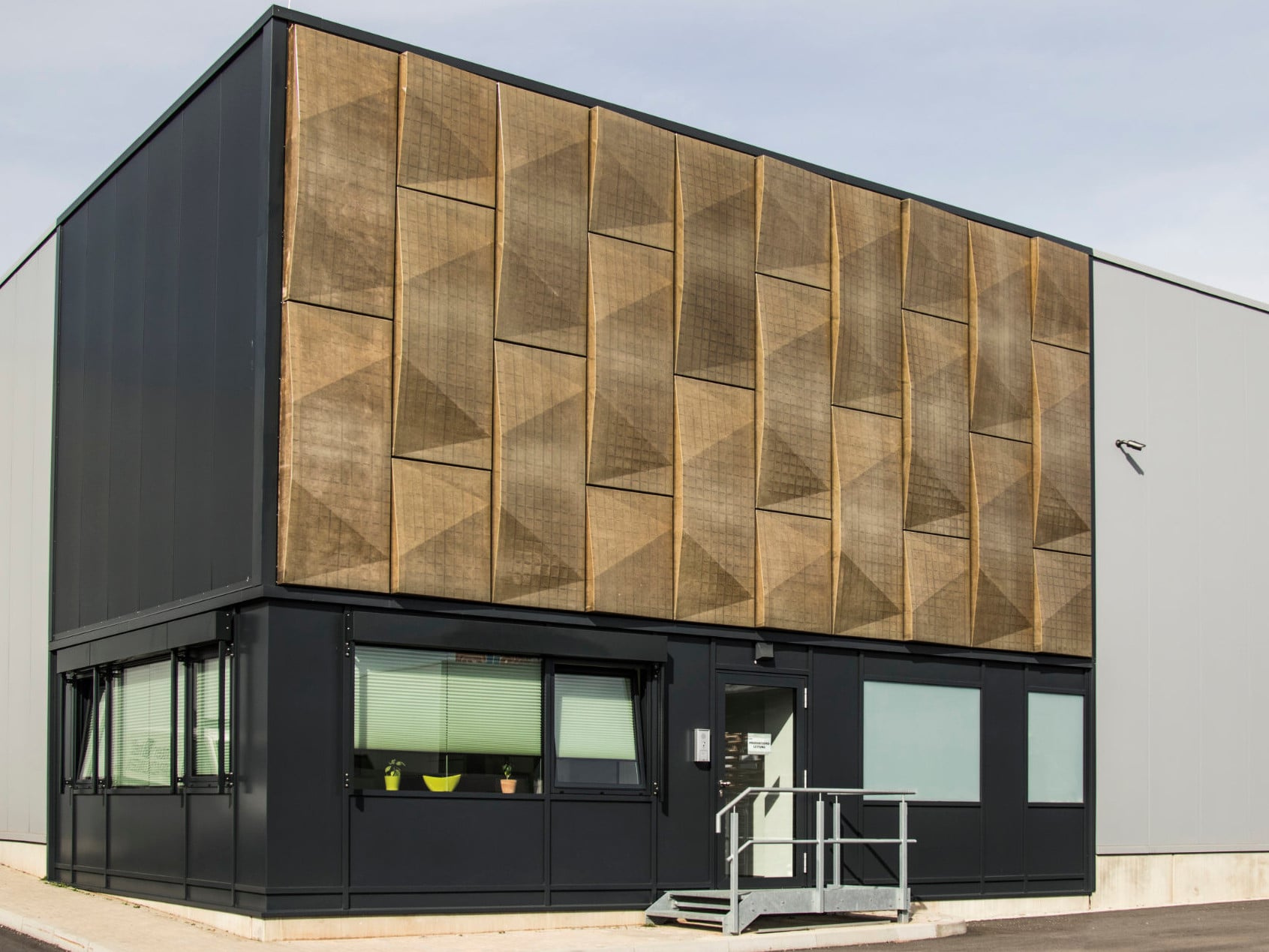 Die Bio-Variante eines Sandwichelements hat die Technischen Universität Chemnitz in Zusammenarbeit mit den Chemnitzer Unternehmen Fiber-Tech Construction und Richter & Hess Verpackungs-Service entwickelt.