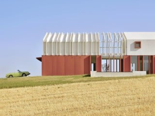 Vorbild für das Einfamilienhaus Casa Confine vom Büro Simone Subissati Architekten waren die traditionellen Bauernhäuser der italienischen Region Marken.