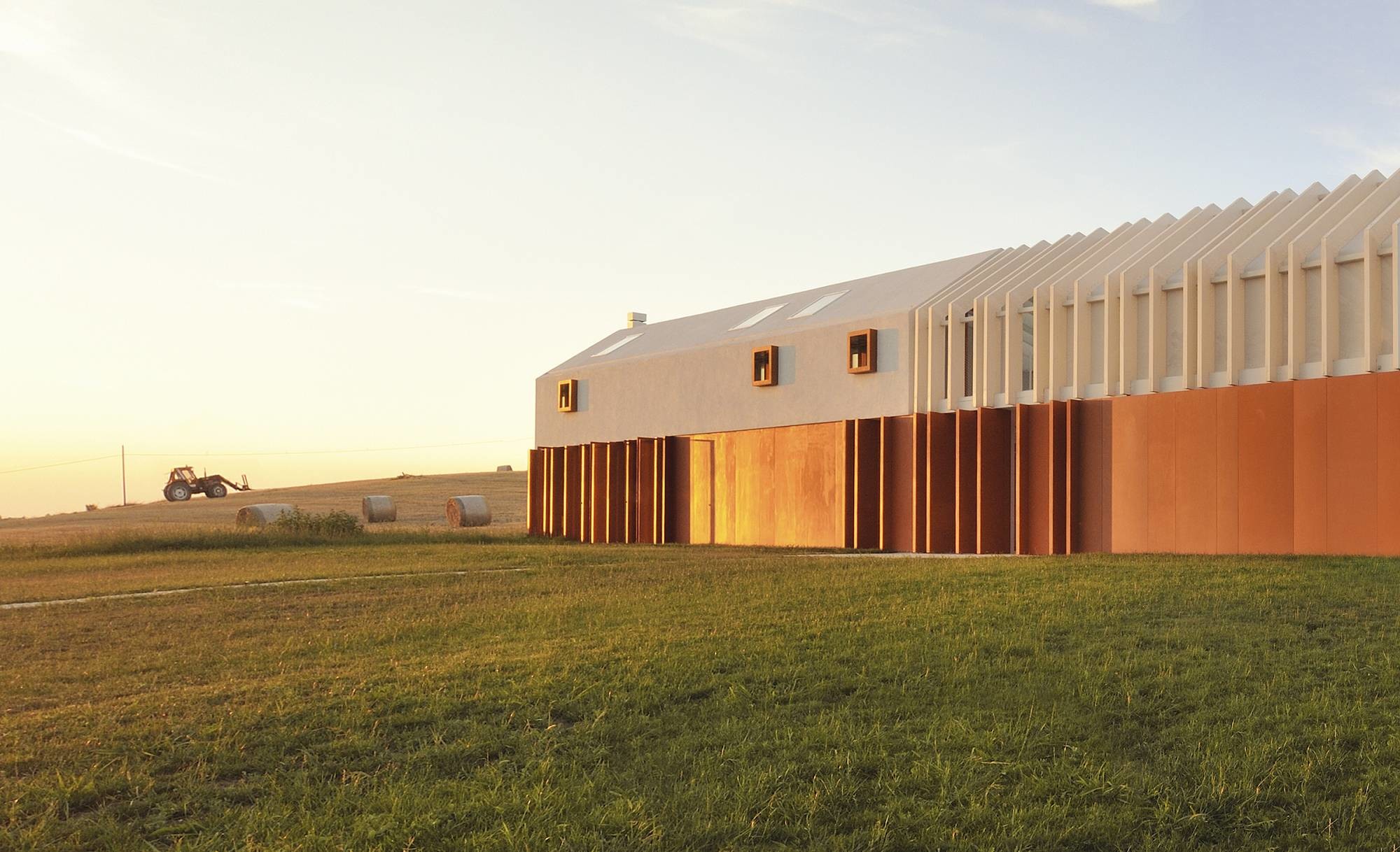 Die Farbgebung in Weiß und Rot hebt das Haus von der Umgebung ab. 