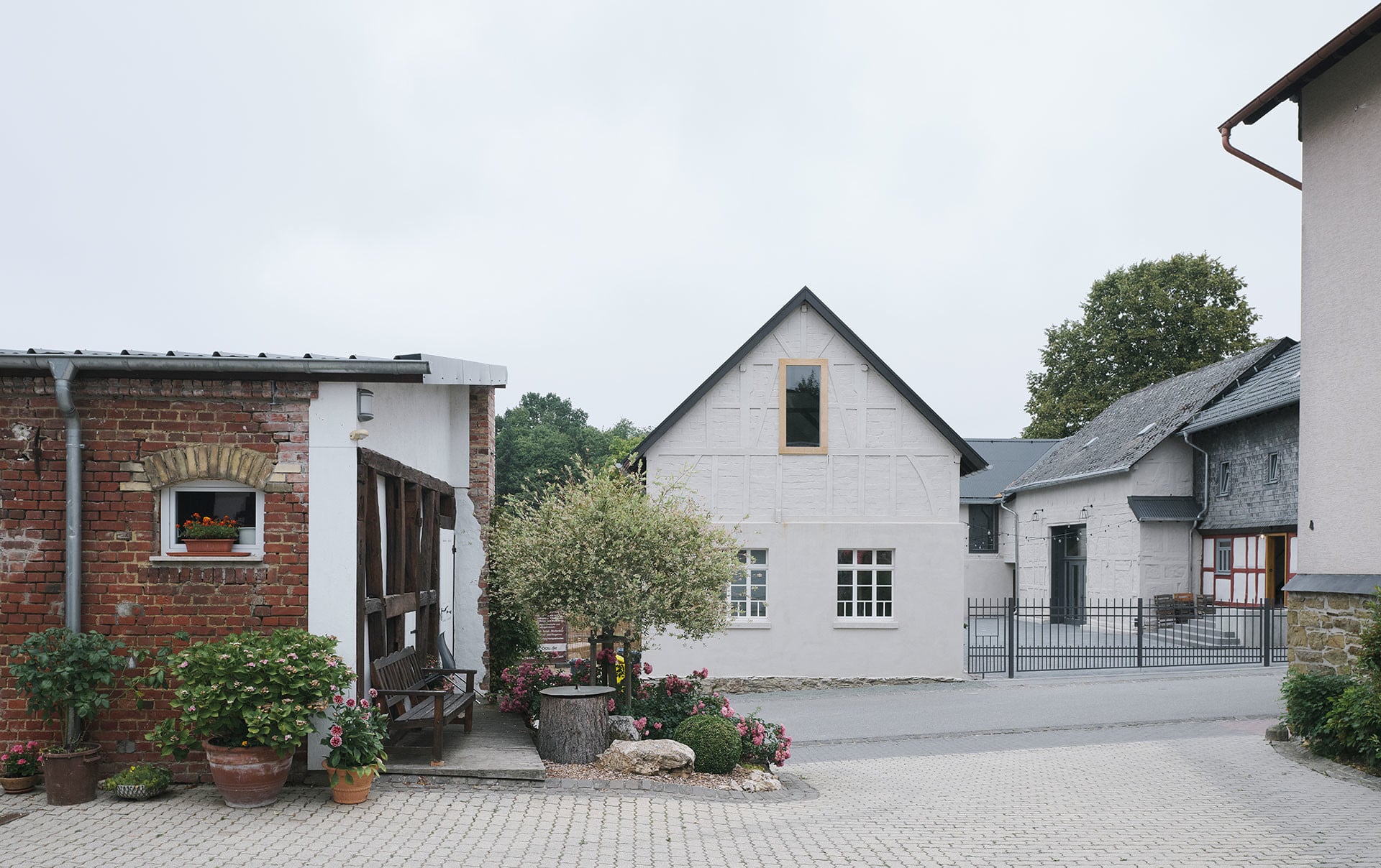 Parallel zum Schlafhaus ist die ehemalige Werkstatt angeordnet, in der sich einst auch ein Schweinestall befand.