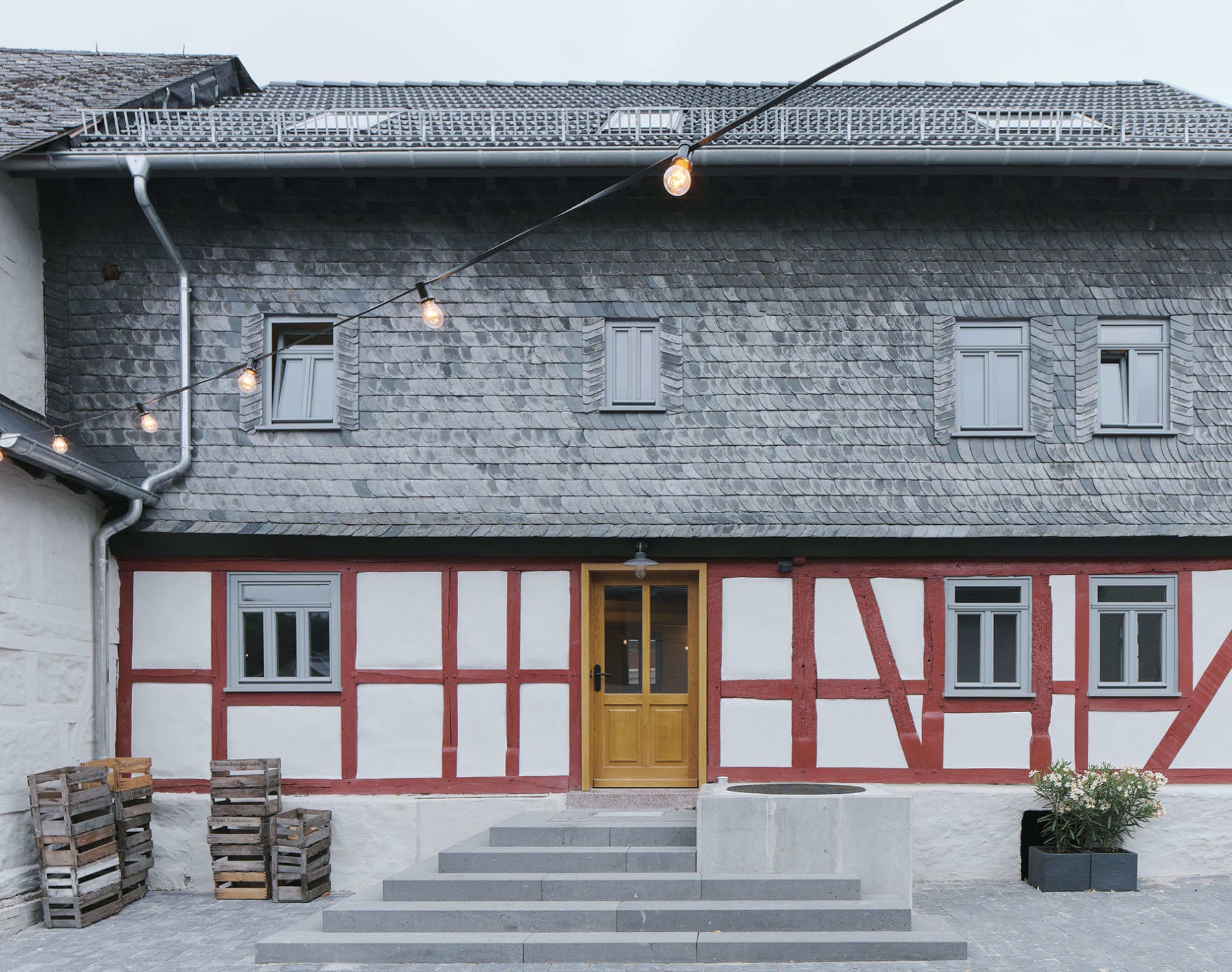 Im Obergeschoss auf der Hofseite des heutigen Schlafhauses wurde die Bekleidung lediglich instandgesetzt: Die Schiefer in Altdeutscher Deckung weisen verschiedene Formate auf.