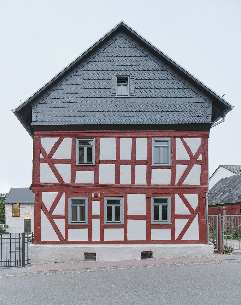 An der Giebelseite des ehemaligen Wohnhauses sind Schiefer als Schuppendeckung verlegt.