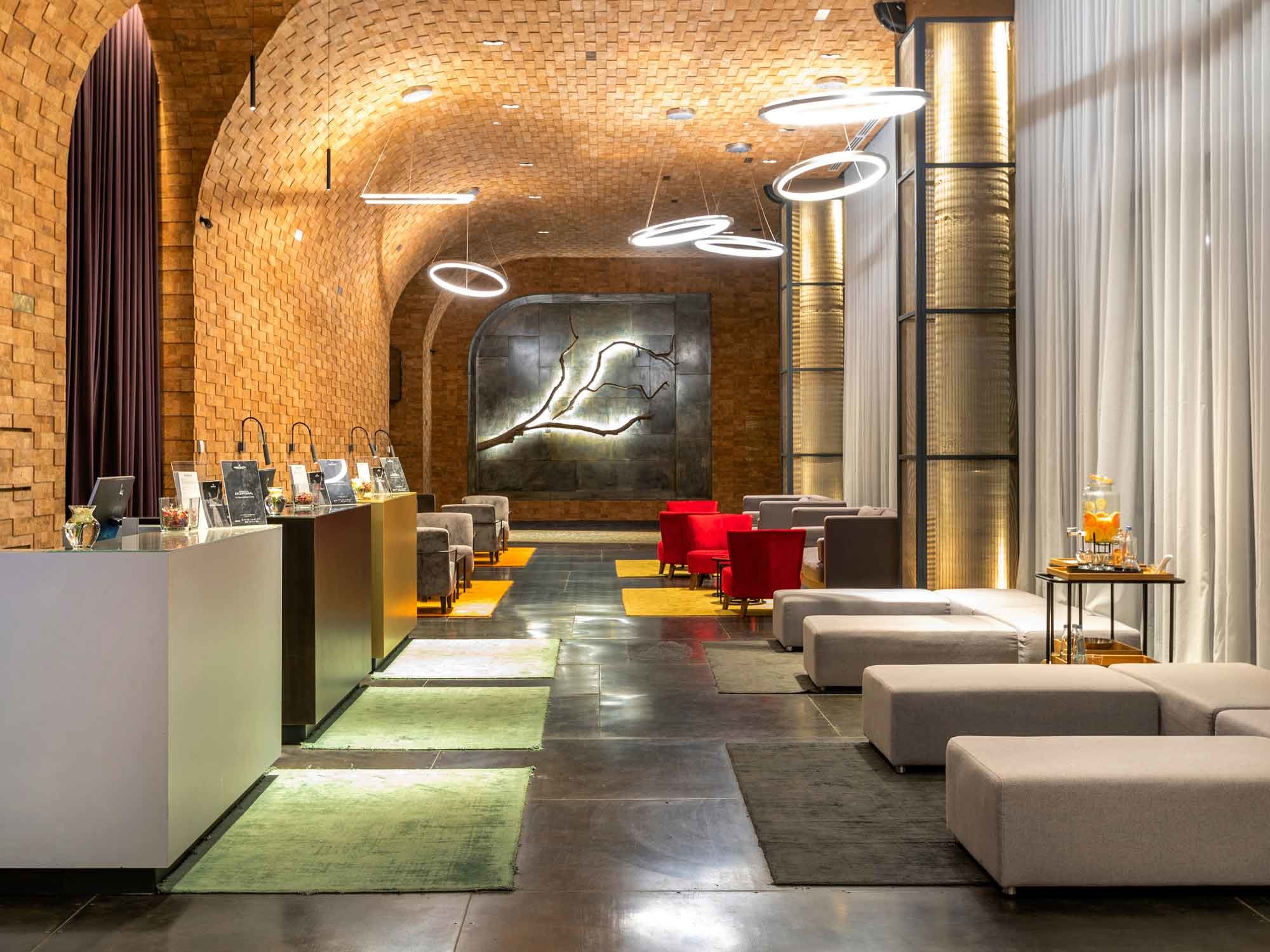 Die Lobby des Neubaus ist mit einem Counter für das Check-in und gemütlichen Sitzgelegenheiten versehen. Wände und Decken sind mit Korkfliesen bedeckt.