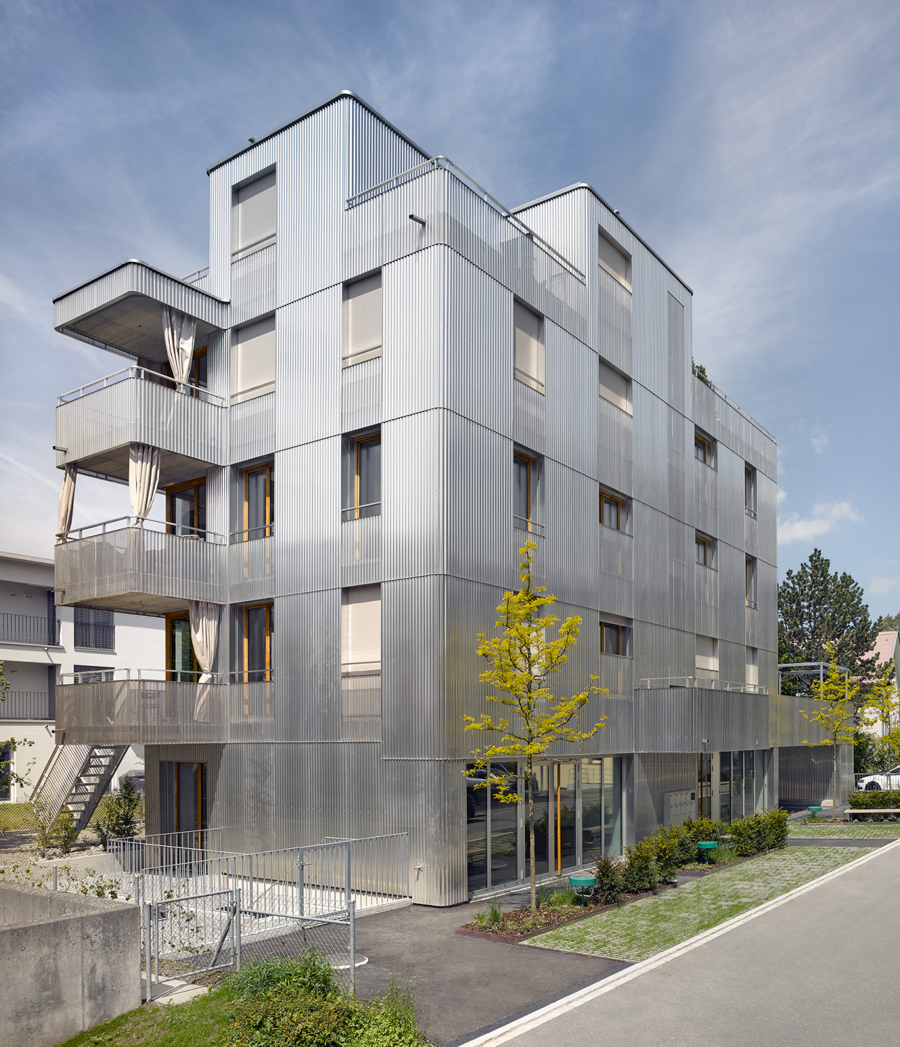 Der Bau ist mit gewellten Aluminiumblechen verkleidet.