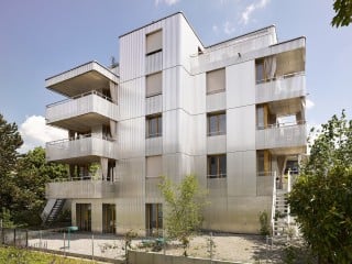 In Küsnacht am Zürichsee hat das Architekturbüro Gigon/Guyer ein fünfgeschossiges Mehrfamilienhaus realisiert.