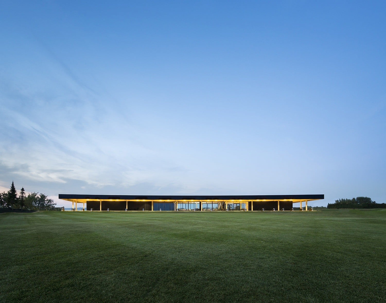 Lang und schmal mit leichtem Schwung: Das Golfclubhaus in Montréal nach Plänen von Architecture 49