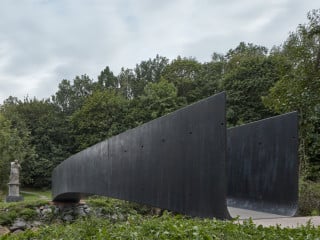 Die Brücke, die Ondrej Cisler von Aoc architects zusammen mit Petr Tej vom Klokner-Institut der Tschechischen Technischen Universität schuf, führt in Vrapice über einen Bach, der Wohnsiedlung und Friedhof trennt.