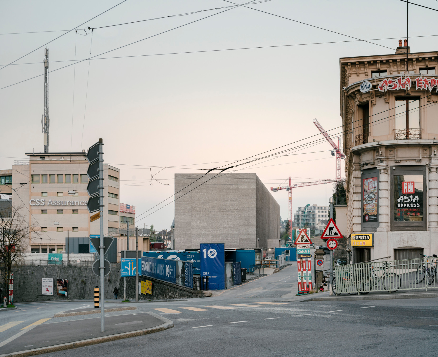 Verbunden mit dem bestehenden Bahnhofsplatz, erzeugt das Gebäude (Ansicht West) einen neuen urbanen Raum, der mit kunstbezogenen Aktivitäten bespielt wird und zu zwei weiteren Museumsneubauten leiten soll.