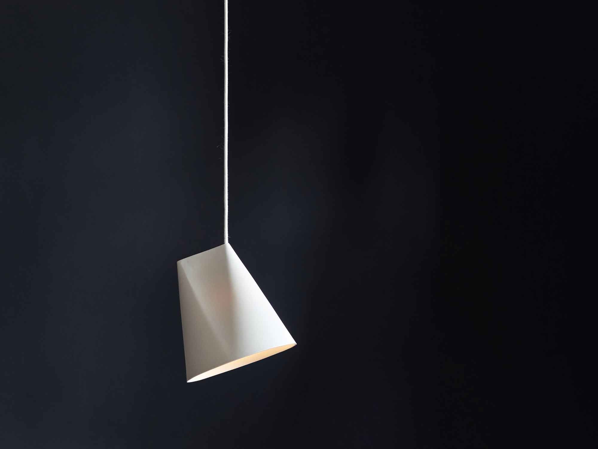 Das Kopenhagener Designstudio Moebe hat eine Leuchtenkollektion entworfen, die aus einem ungewöhnlichen Material besteht: Keramik.