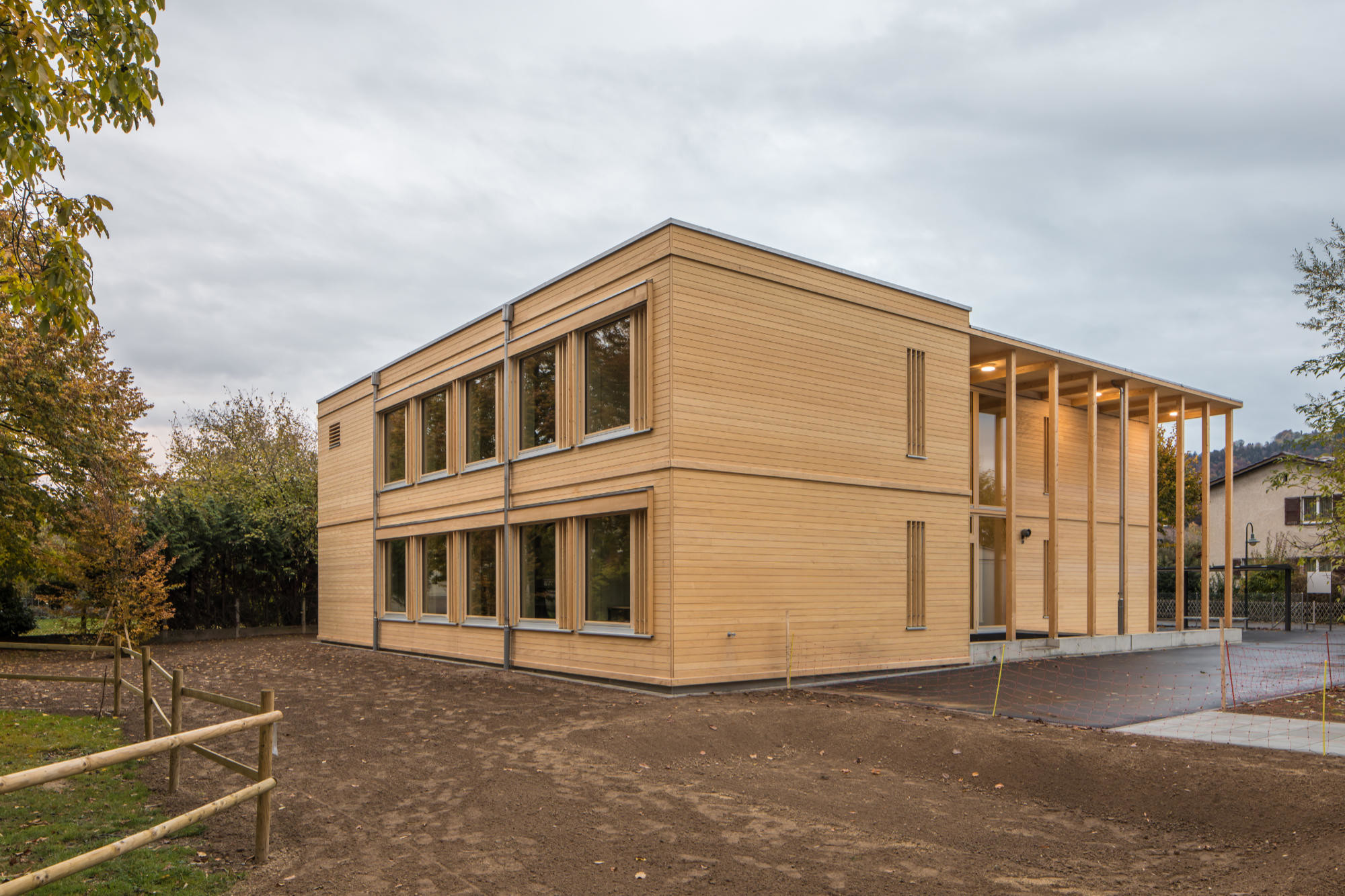 Südwestansicht mit Eingangsbereich und dem Hof zum Kindergarten