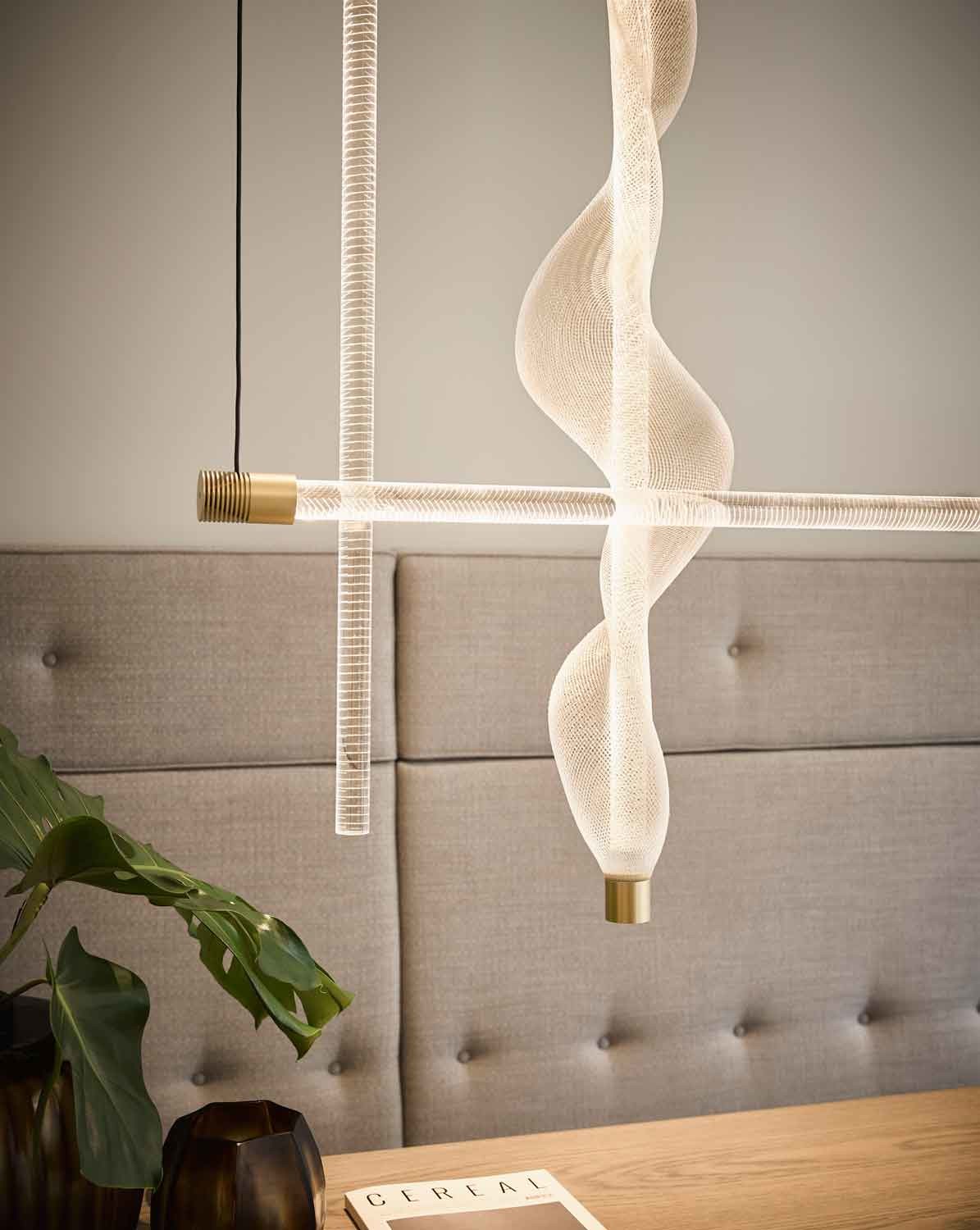 Das geometrische Muster auf der Oberfläche des Glases entsteht durch Lasercut.