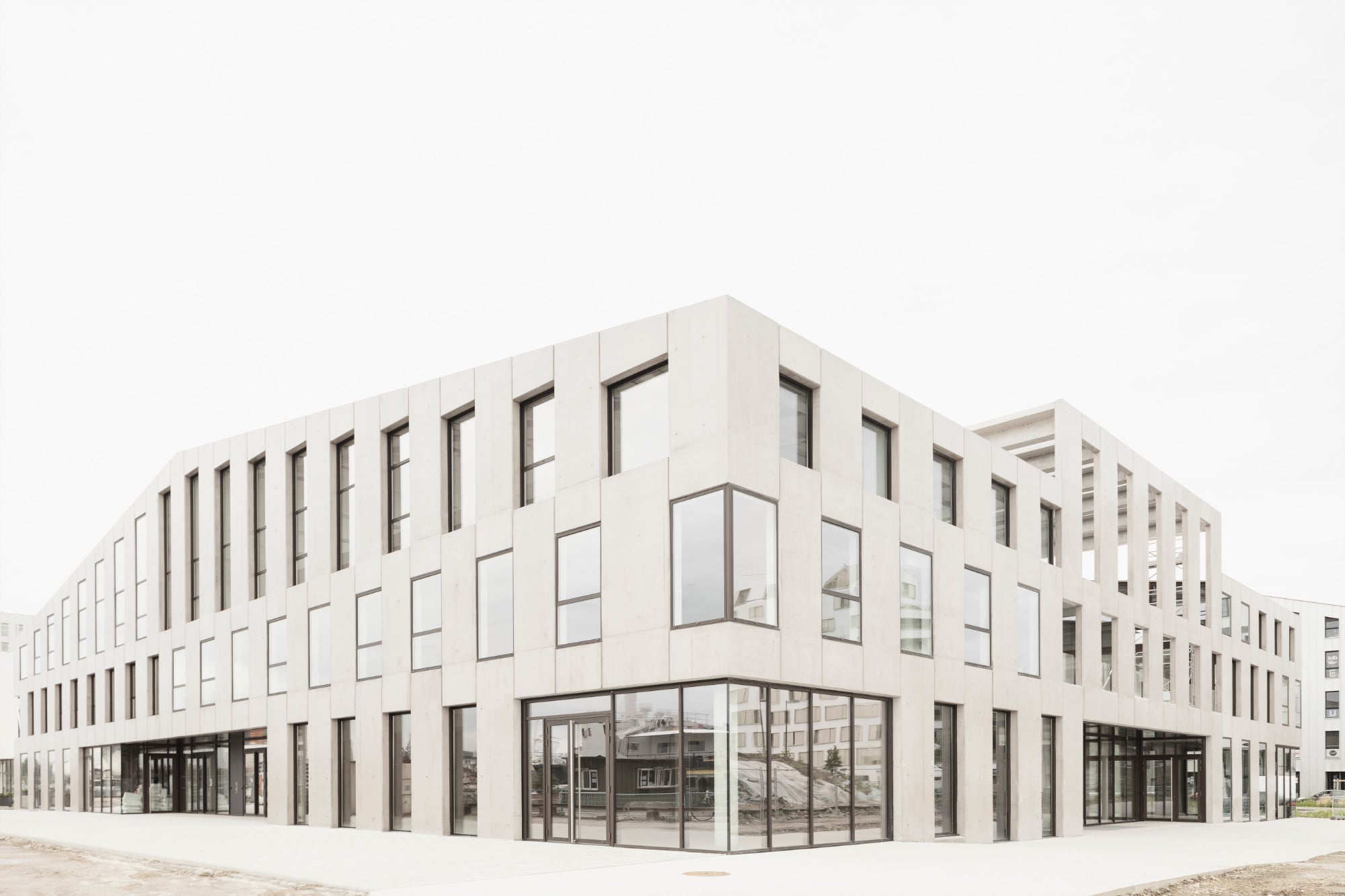 Das Büro- und Geschäftshaus G8 auf der Westseite des Hafenbeckens wurde von Martin Duplantier Architectes geplant.
