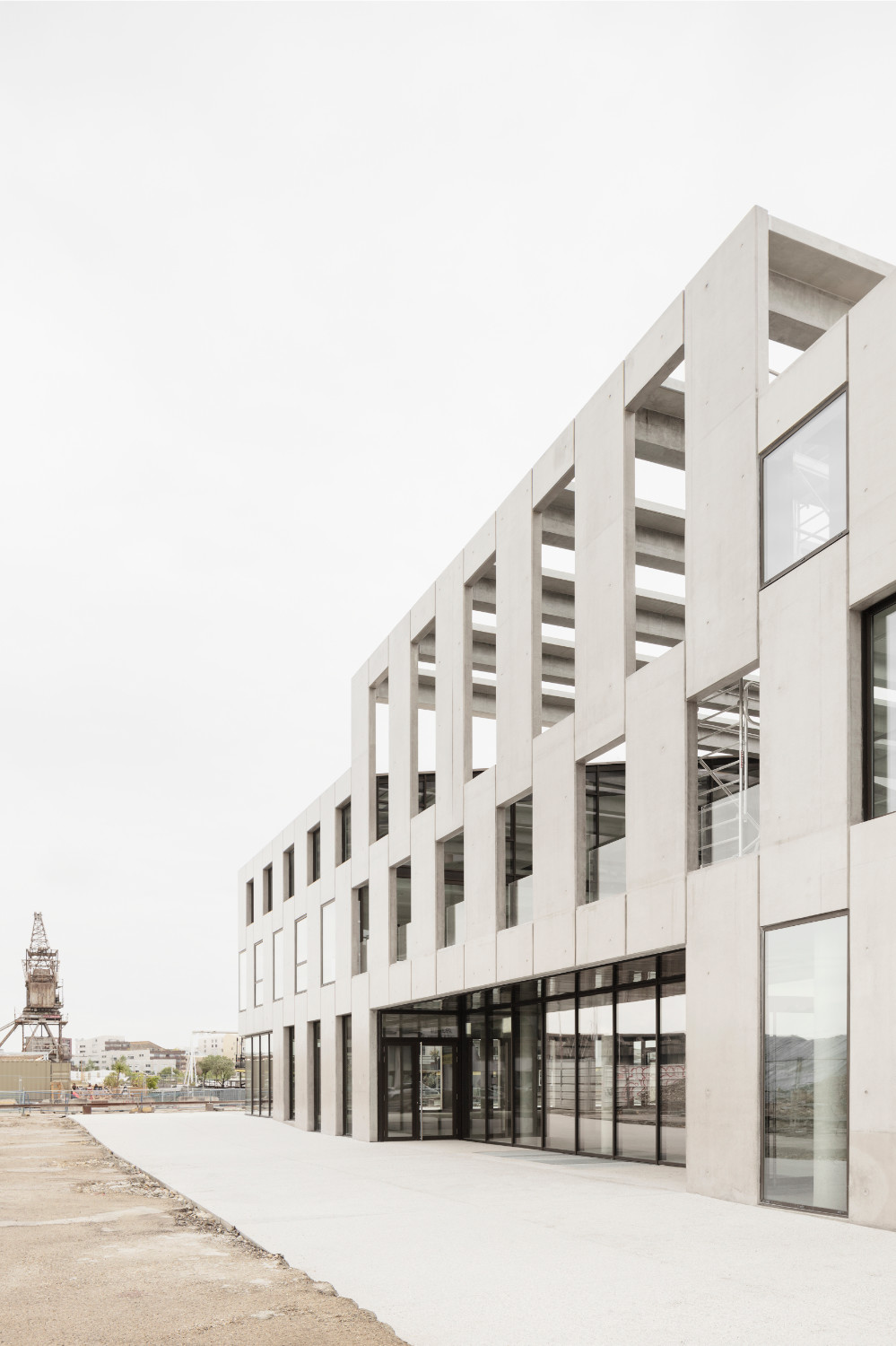 Die Lochfassade integriert zwei seitlich angeordnete Dachterrassen, die dadurch räumlich gefasst werden.