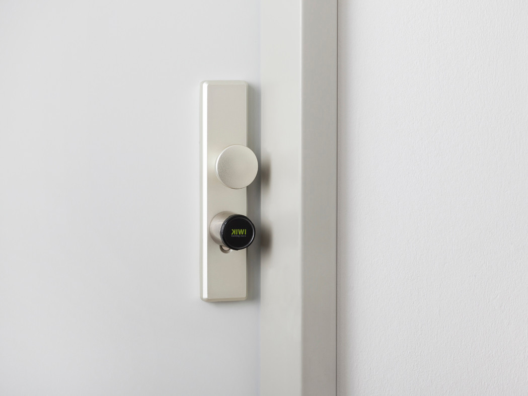 Für zentral verwaltete Mehrfamilienhäuser bieten die Unternehmen Kiwi und Arbonia gemeinsam die digitale Zugangslösung Smartdoors an. 