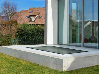 Skyfloor heißt das Element, das die Funktionen eines Oberlichtes mit denen eines Bodenglases vereint.