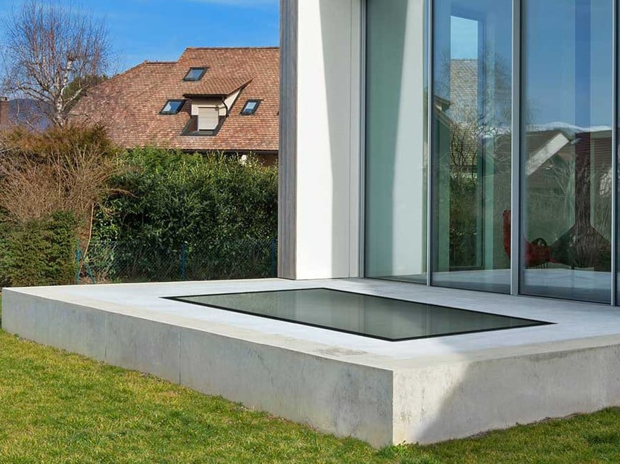 Skyfloor heißt das Element, das die Funktionen eines Oberlichtes mit denen eines Bodenglases vereint.