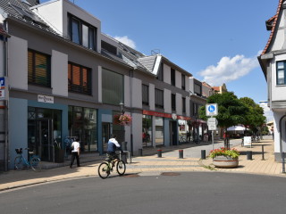 Der Neubau in der Oscherslebener Fußgängerzone besteht aus zwei Gebäudeteilen mit zwischenliegendem Treppenhaus.