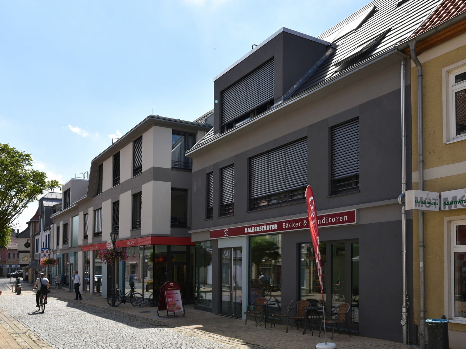 Neben den Gewerbeeinheiten samit Abstellräumen und der Haustechnikzentrale im Erdgeschoss befinden sich im Gebäude 16 zwischen 50 und 90 Quadratmeter große Wohnungen.
