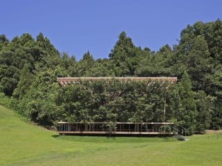 Gut getarnt ist der Gartenpavillon White Flower Arbor vom Tokioter Architekturbüro APL design workshop.