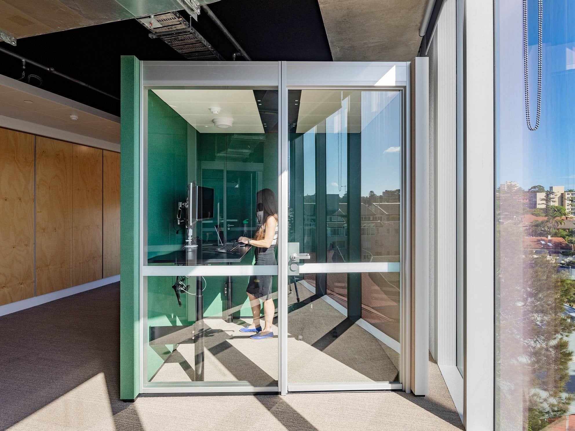 Deckenpaneel mit integrierbarer Lichtschiene | Akustik | News/Produkte