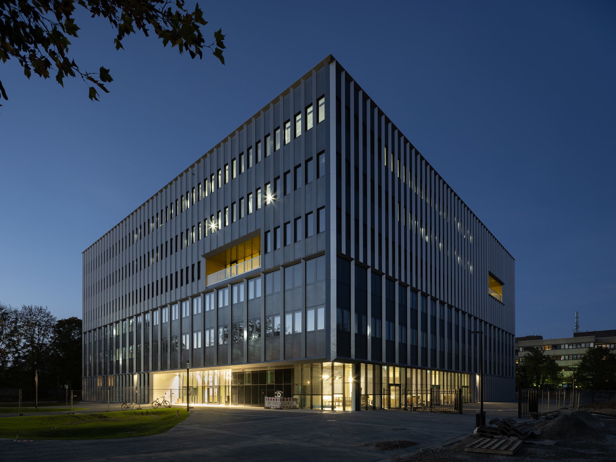 Die strenge Fassade ist ganz klassisch durch Metalllisenen gegliedert, deren Rhythmus Aufschluss über die dahinterliegenden Räumlichkeiten gibt.