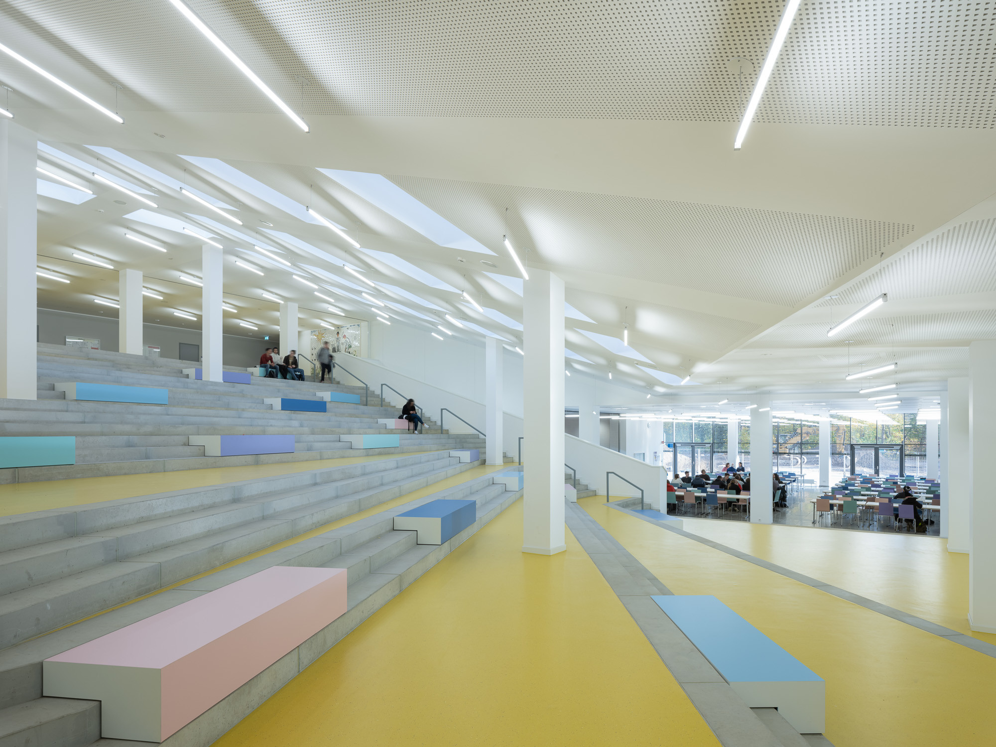 Die Treppenlandschaft dient als Pausenbereich wie auch als Aula.