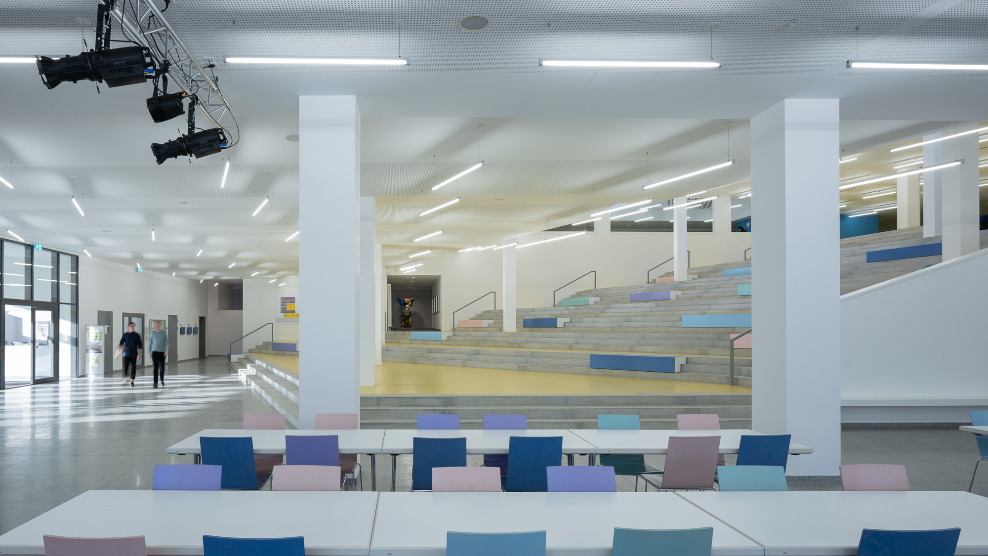 Statt eines offenen Hofs wird die Mitte des Schulgebäudes durch ein gedecktes Atrium eingenommen.