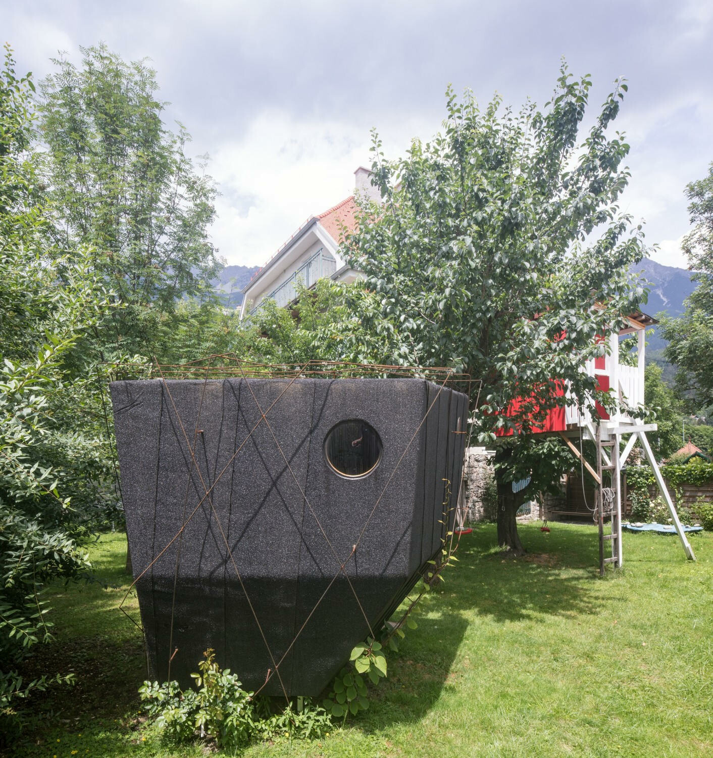 Urban Heat Island nennen die Architekten Gilbert Sommer und Volker Flamm den schwarz umhüllten Baukörper im Garten einer Villa aus der Gründerzeit.