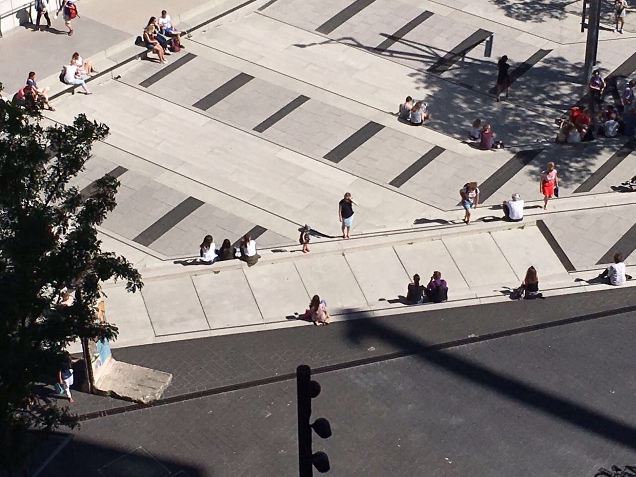 Schatten wurde in der Stadtplanung von Los Angeles vielerorts schlichtweg nicht vorgesehen, so Sam Bloch in seinem Beitrag für das Places Journal.