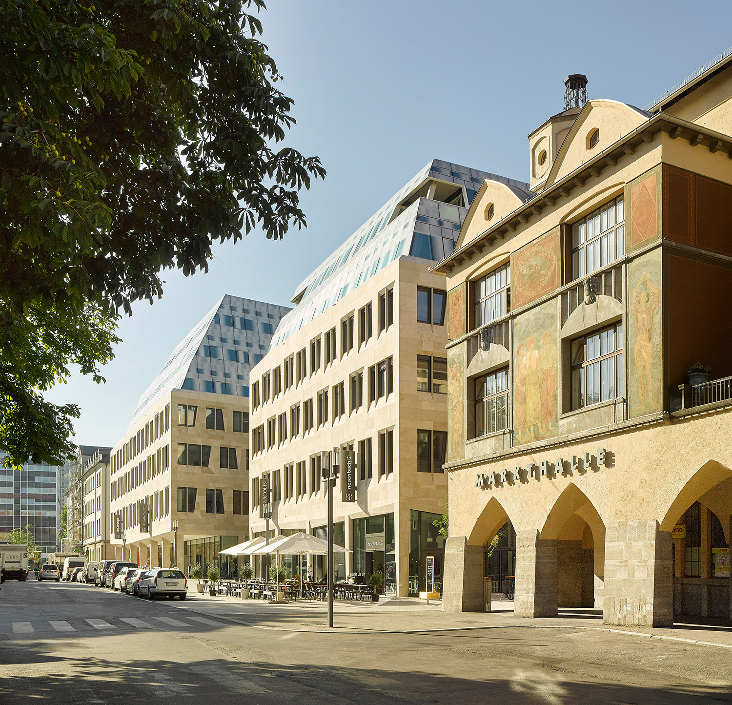 Zur Dorotheenstraße sorgen die Positionierung der Baukörper wie auch deren Verkleidung aus Kalkstein für ein homogenes Erscheinungsbild.