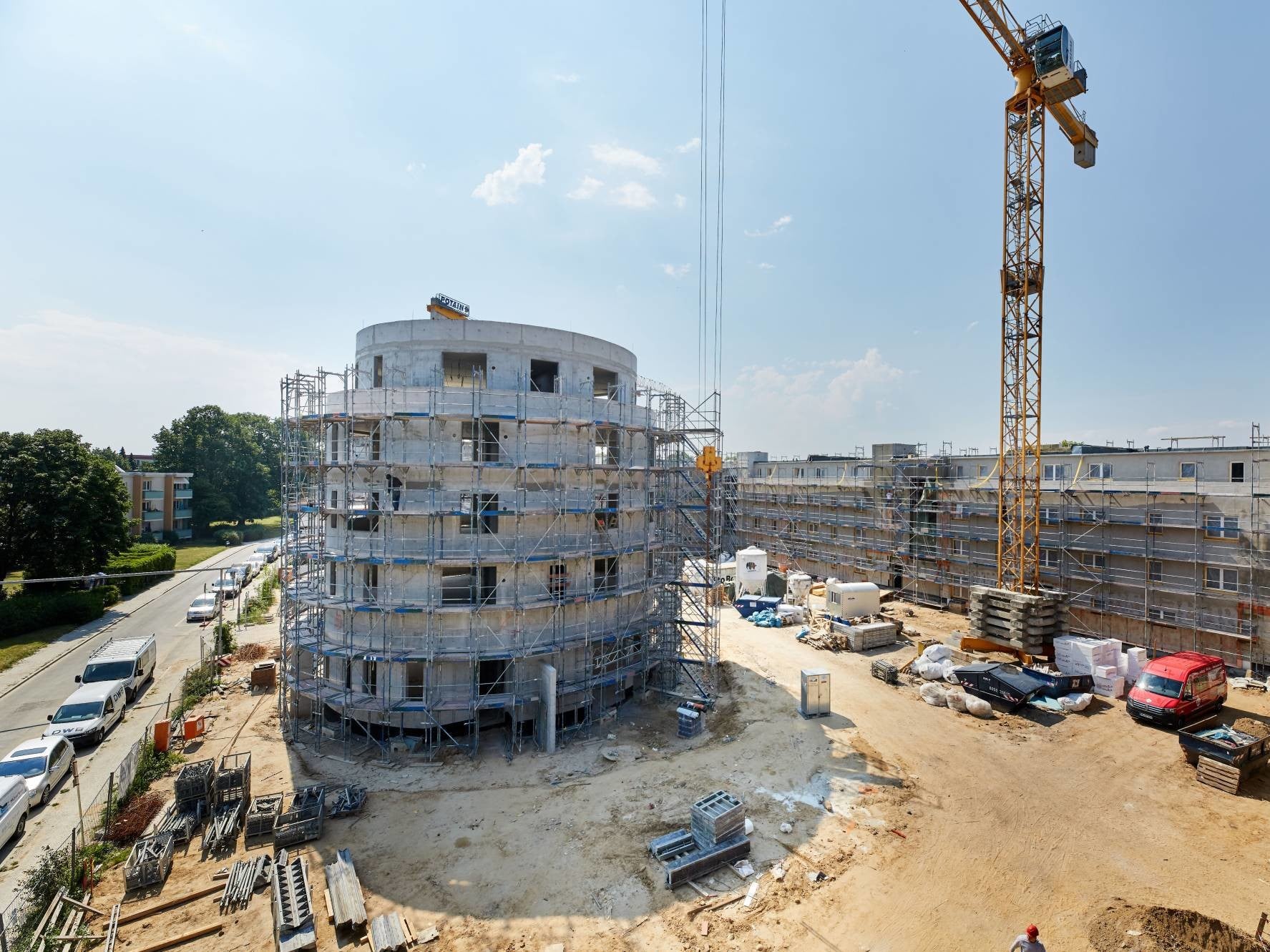 Für ihre Mitglieder lässt die Wohnungsgenossenschaft Märkische Scholle in Berlin Lichterfelde sieben neue Mehrfamilienhäuser errichten.